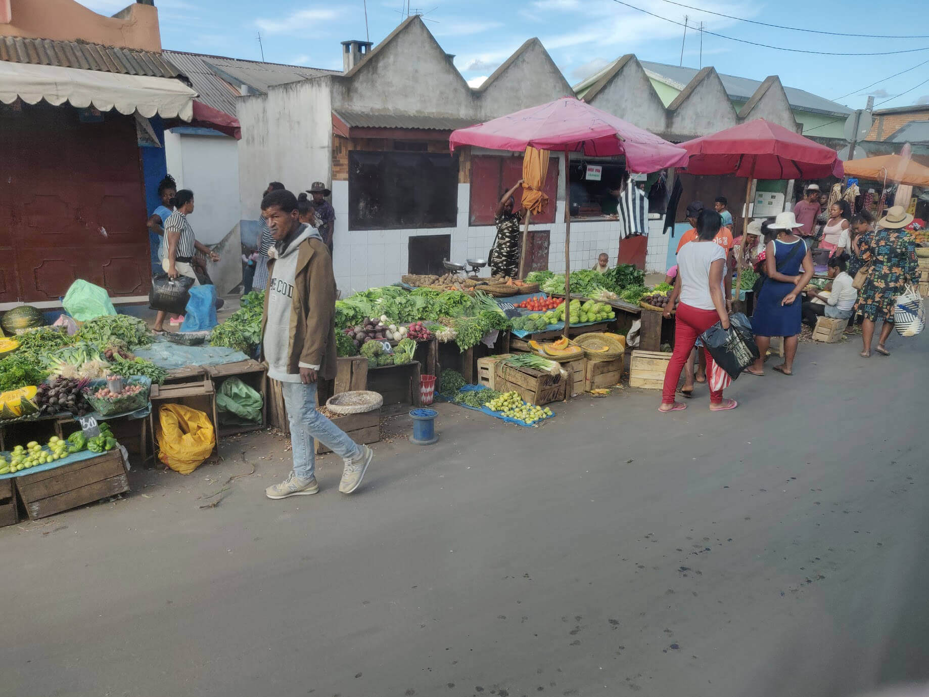 busy markets on the side of the road